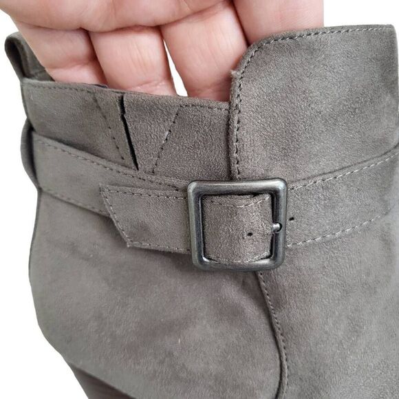 New Torrid Faux Suede Buckle Taupe Ankle Boot Size 10W - Picture 10 of 14